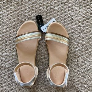 NWT Tahari velcro metallic sandals size 4